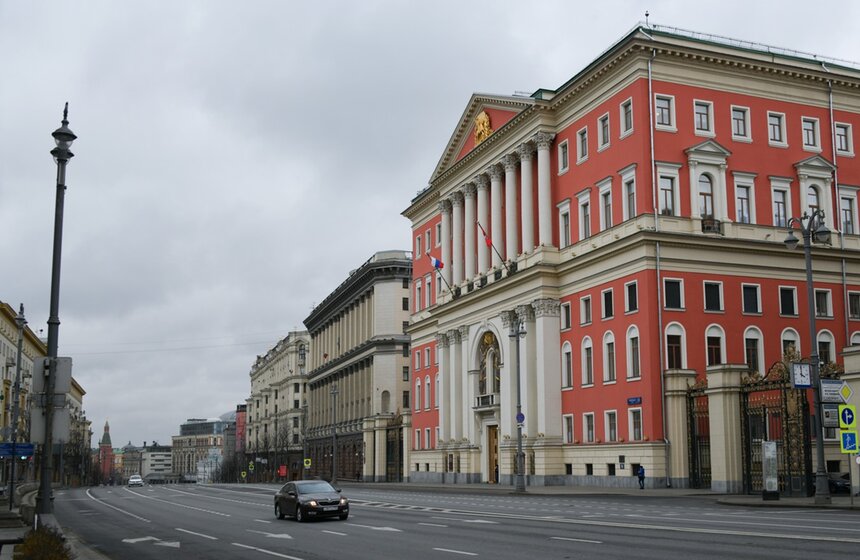 29 марта Сергей Собянин ввел ограничения на передвижения по городу. Москвичи любого возраста не должны покидать своих домов. Выходить из квартиры разрешается только в случаях обращения за экстренной медпомощью, совершения покупок в ближайшем магазине или аптеке<br />https://www.m24.ru/galleries/gorod/30032020/8597