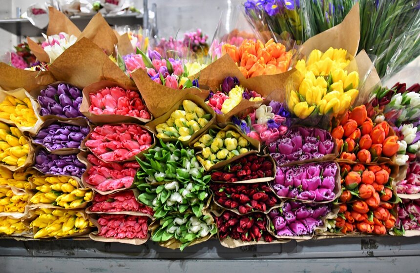 Столичные мужчины активно закупались цветами на Рижском рынке в преддверии Международного женского дня. Очередь на улице формировалась уже за полчаса до открытия торгового комплекса. Из-за ажиотажа сложно не только войти, но и выйти с рынка с купленными букетами<br />https://www.m24.ru/galleries/gorod/06032020/8569