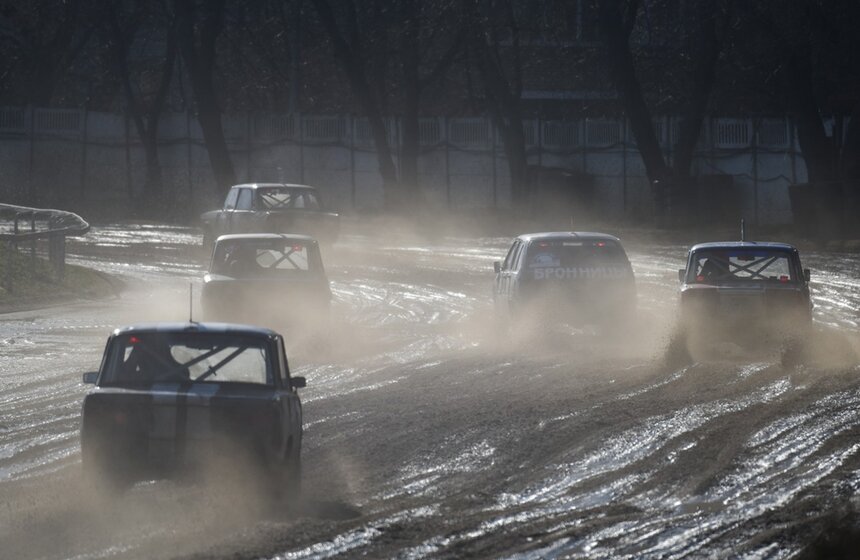 На трассе Центрального Московского ипподрома 22 февраля, спустя 59 лет, вновь прошли зимние автогонкм. Свое мастерство показали более 100 спортсменов со всей страны. Более пяти тысяч зрителей и болельщиков пришли поддержать участников кросса<br />https://www.m24.ru/galleries/sport/25022020/8548