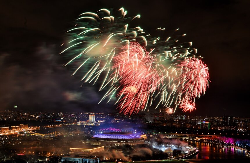 Праздничный салют в честь Дня защитника Отечества отгремел в Москве. Всего же в небо было выпущено 10 тысяч залпов. Их дали  90 самоходных пусковых установок и артиллерийских пушек. Жителям столицы удалось понаблюдать за пиротехническим шоу с площадок на Лужнецкой набережной, ВДНХ, а также с парковых зон<br />https://www.m24.ru/galleries/obshchestvo/23022020/8547
