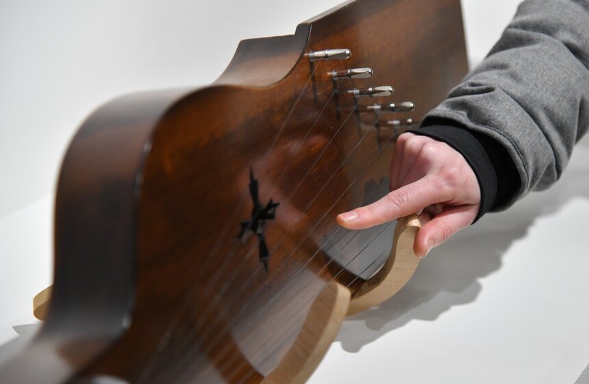 На территории музейно-просветительского комплекса "Сокольники" открылся Музей русских гуслей и китайского гуциня. Этот музей не имеет аналогов в мире. Посетители музея увидели гусли, представляющие собой копии археологических находок<br />https://www.m24.ru/galleries/obshchestvo/14022020/8527