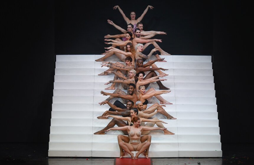 В Москву приехал легендарный кутюрье Жан-Поль Готье вместе с творческой группой Fashion Freak Show. Оно впервые было поставлено в парижском театре "Фоли-Бержер" в сентябре 2018 года. Шоу стало одним из самых громких событий не только для театрального Парижа, но и для всей мировой моды<br />https://www.m24.ru/galleries/obshchestvo/07022020/8517