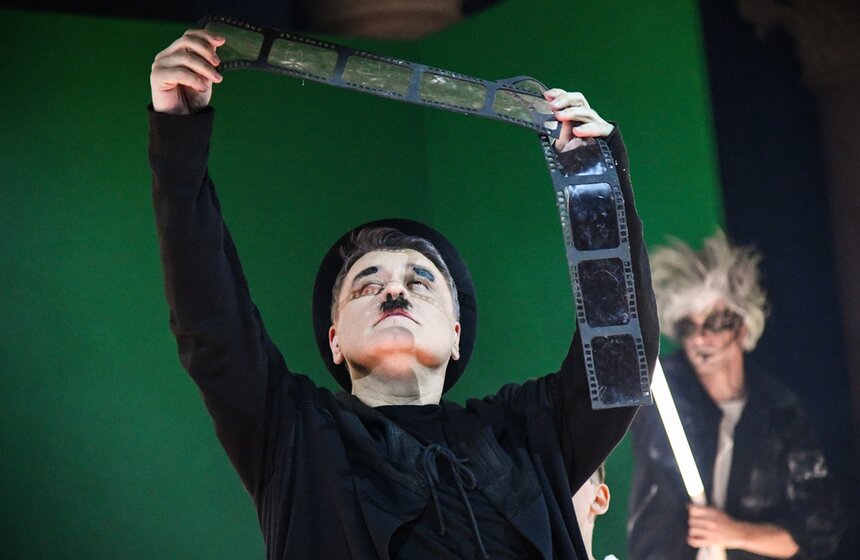 Мировая премьера спектакля "Туда и обратно" состоялась в "Геликон-опере" 2 февраля. Созданная под впечатлением от одноименного произведения Пауля Хиндемита постановка рассказала об удивительной и реальной истории, произошедшей с Чарли Чаплиным<br />https://www.m24.ru/galleries/gorod/03022020/8513