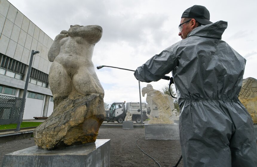 В парке искусств "Музеон" провели обработку и чистку скульптур. Там установлено более 800 статуй. Среди работ можно найти произведения скульпторов Евгения Вучетича, Сергея Меркурова, Веры Мухиной, Юрия Орехова, Зиновия Виленского<br />https://www.m24.ru/galleries/gorod/08052020/8633