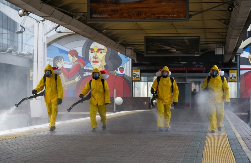 В Москве продезинфицировали Ленинградский вокзал. Сотрудники МЧС обработали внутренние помещения и прилегающую территорию. Для этого использовали водный раствор с активным хлором, который убивает вирусы и бактерии<br />https://www.m24.ru/galleries/gorod/19052020/8642