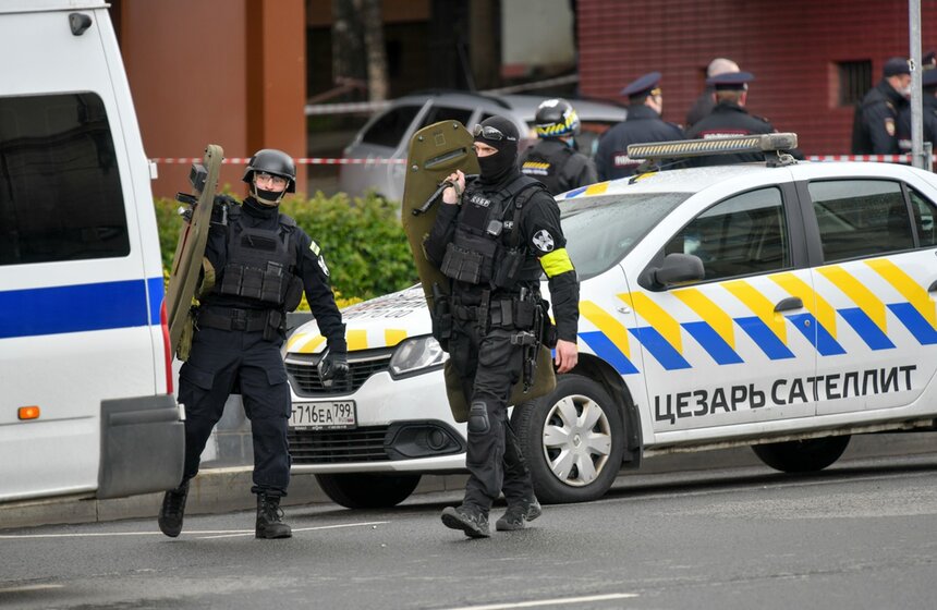 Правоохранители задержали мужчину, захватившего офис "Альфа-банка" в центре Москвы. Все заложники были освобождены, их жизни и здоровью ничто не угрожает. Обстоятельства преступления выясняются<br />https://www.m24.ru/galleries/proisshestviya/23052020/8644