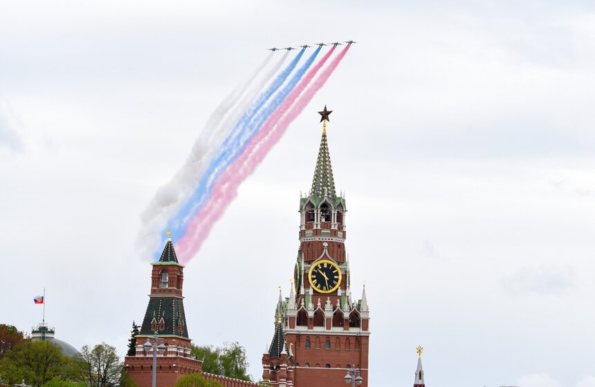 В небе над Москвой пролетели самолеты и вертолеты в честь Дня Победы. Воздушную часть парада сохранили, в отличие от основной. По данным Минобороны России, в небе над Красной Площадью пролетели 75 самолетов и вертолетов<br />https://www.m24.ru/galleries/gorod/09052020/8634
