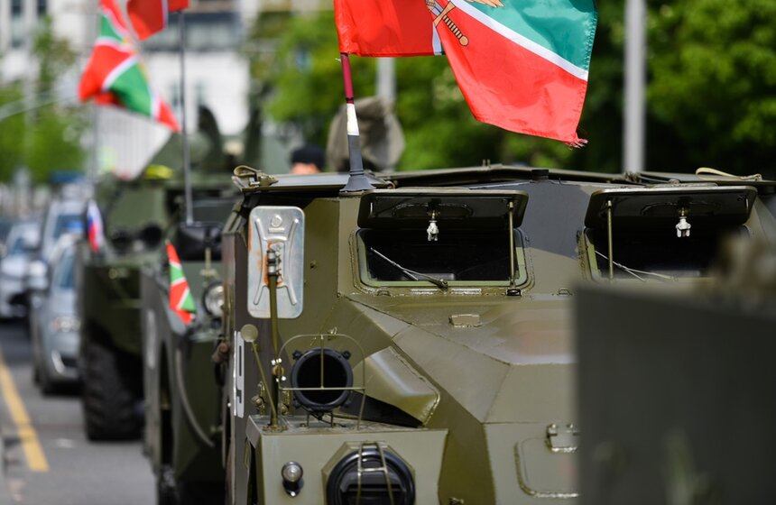 По улицам Москвы проехала колонна бронеавтомобилей "Военно-технического общества". В пробеге приняли участие модели техники, которые находились на пограничной службе в СССР и России. Таким образом организаторы отметили 102 года с момента основания пограничных войск<br />https://www.m24.ru/galleries/gorod/29052020/8652