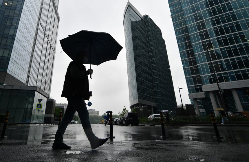 Столицу накрыл тропический ливень. По информации синоптиков, нынешний дождь принес до 40% месячной нормы осадков в Москве всего за три часа. Кроме того, столичные городские службы накануне были переведены в режим повышенной готовности на фоне непогоды<br />https://www.m24.ru/galleries/gorod/29052020/8651