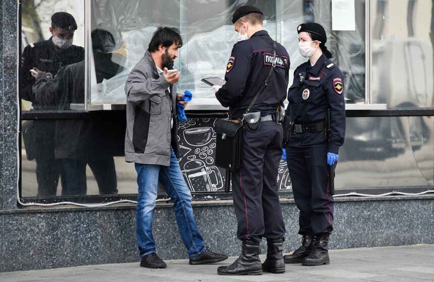 С 12 мая в Москве стало обязательным ношение масок и перчаток в общественном транспорте, а также в магазинах и торговых центрах. Штраф за отсутствие средств индивидуальной защиты в общественном транспорте или при поездке на такси составил 5 тысяч рублей<br />https://www.m24.ru/galleries/gorod/12052020/8638