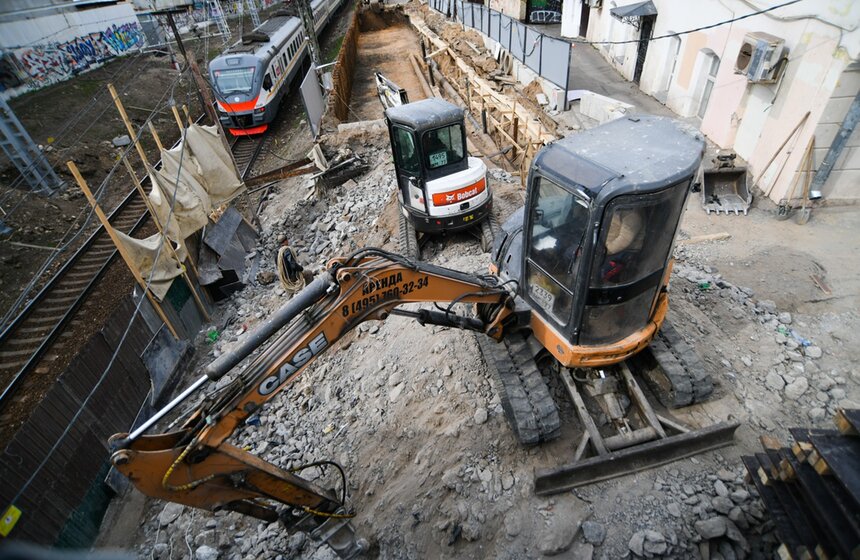 Между ж/д станциями Москва – Каланчевская – Курский вокзал прошло строительство путей . Участок развивали сразу для МЦД-2 и будущего МЦД-4. Рабочим предстояло построить еще два пути, а также реконструировать путепроводы на Комсомольской площади и улице Казакова<br />https://www.m24.ru/galleries/gorod/03052020/8629