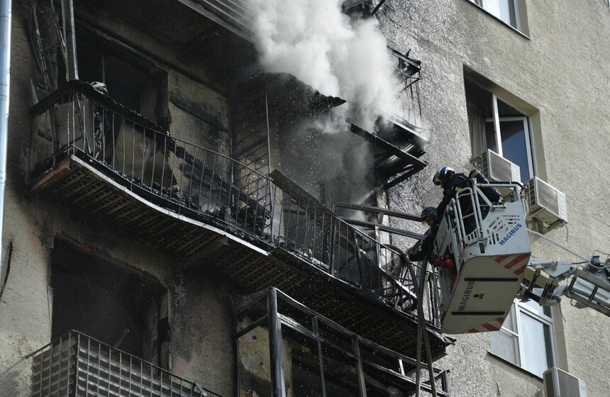 В доме № 32 на Фрунзенской набережной произошел крупный пожар. Из горящего дома эвакуировали не менее 35 человек. Один человек погиб, его тело нашли в квартире. Еще один человек пострадал. О причинах происшествия не сообщается<br />https://www.m24.ru/galleries/proisshestviya/14052020/8639