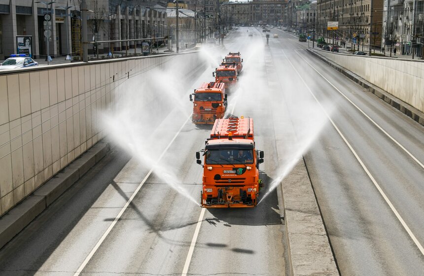 В Москве провели масштабную дезинфекцию. В городе обработали дороги, тротуары, парковки, дворы и межквартальные проезды. Были задействованы более 4 тысяч специальных машин. Труднодоступные места обработали вручную комплексные бригады<br />https://www.m24.ru/galleries/gorod/13042020/8611