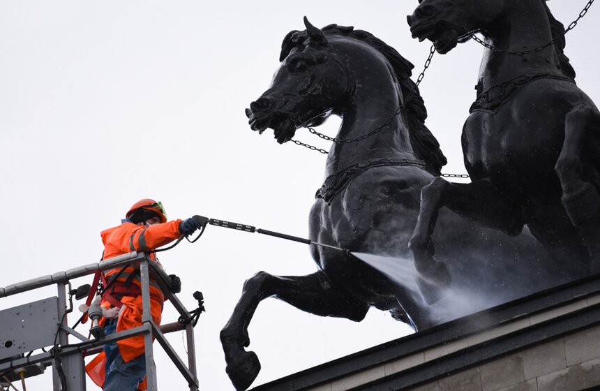 Триумфальную арку, расположенную на Кутузовском проспекте, помыли после зимы. Суть процесса заключается в том, что архитектурный памятник обрабатывают водой, выпускаемой под высоким давлением, а после дорабатывают мелкие участки вручную<br />https://www.m24.ru/galleries/gorod/10042020/8609