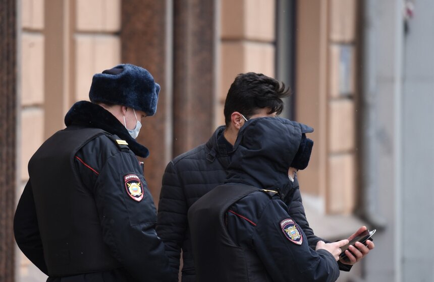 В столице с 15 апреля заработала система цифровых пропусков для передвижения по городу. Они нужны для поездок на такси, общественном транспорте, личном автомобиле, на велосипедах и самокатах. Сотрудники полиции выборочно проверяют наличие пропусков <br />https://www.m24.ru/galleries/gorod/16042020/8613