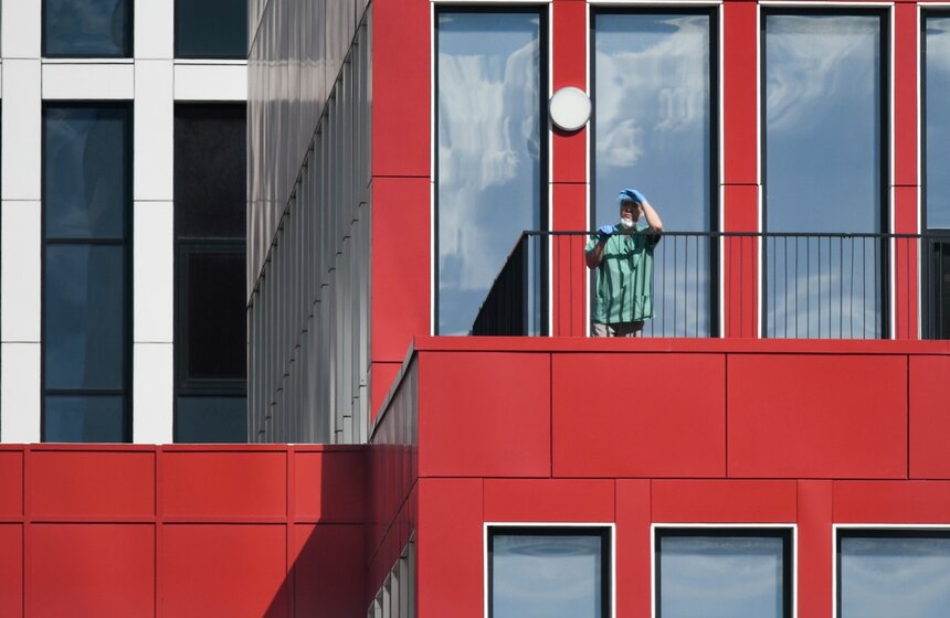 В медицинский центр в Коммунарке за стуки поступило 108 пациентов. Сейчас в больнице лечатся 620 человек. Из них у 611 диагноз пневмония, с COVID-19 – 404, на кислороде вне отделения реанимации – 119, в отделении реанимации – 61, на ИВЛ – 29<br />https://www.m24.ru/galleries/obshchestvo/26042020/8622