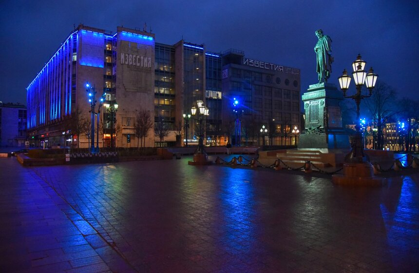 Москва приняла участие в международной акции "Зажги синим", которая проводится в знак поддержки людей с аутизмом. В этот день фасады нескольких зданий поменяют привычную белую или желтую подсветку на синюю. Впервые акция "Зажги синим" прошла в Москве в 2013 году<br />https://www.m24.ru/galleries/gorod/03042020/8599