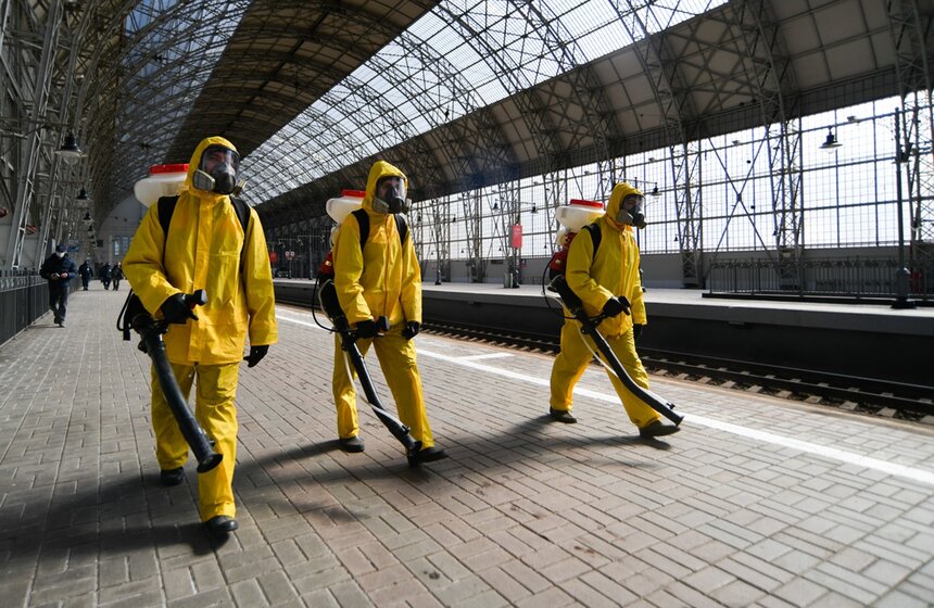 22 апреля специалисты отряда "Лидер" МЧС России провели санитарную обработку здания и прилегающей территории Киевского вокзала. Сотрудники в защитных костюмах обработали перроны, камеры хранения, лифты, лестницы, зал ожидания, все кресла, поручни и перила специальными растворами<br />https://www.m24.ru/galleries/gorod/22042020/8619
