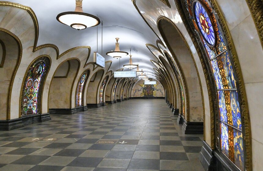 Станции Московского метрополитена опустели из-за введенного в Москве режима самоизоляции. Данным видом общественного транспорта пользуются реже уже более чем на 80 процентов. На данный момент останавливать метро  не планируют. Об этом заявил мэр Москвы Сергей Собянин. Данная мера обусловлена тем, что повторный запуск системы займет порядка полугода<br />https://www.m24.ru/galleries/gorod/06042020/8601