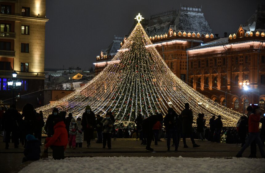 Москвичи встретили Новый год под бой курантов 25 фото