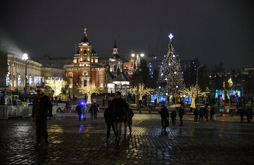 Москвичи встретили Новый год под бой курантов 17 фото