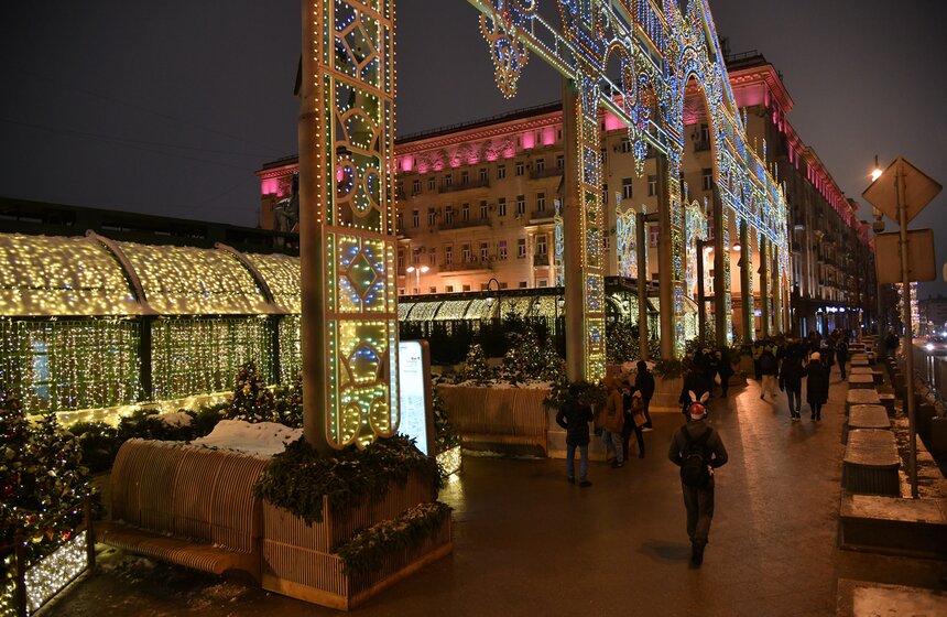 Москвичи встретили Новый год под бой курантов 42 фото