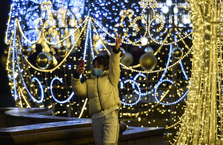 Москвичи встретили Новый год под бой курантов 24 фото