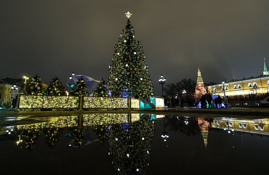 Москвичи встретили Новый год под бой курантов 23 фото