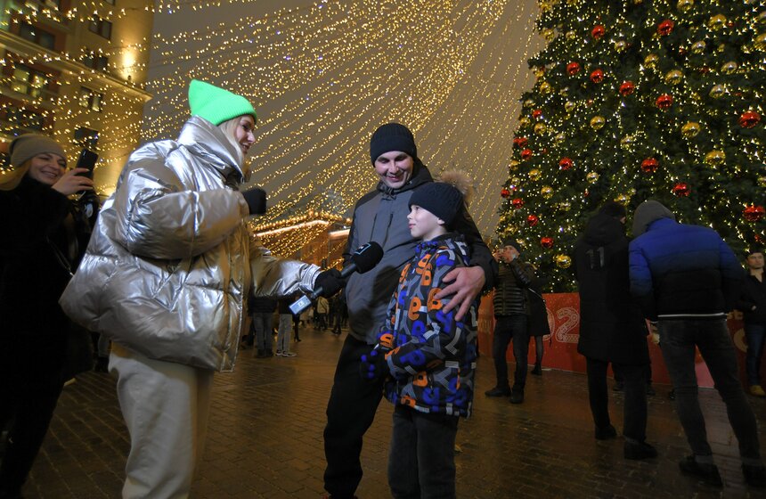 Москвичи встретили Новый год под бой курантов 27 фото