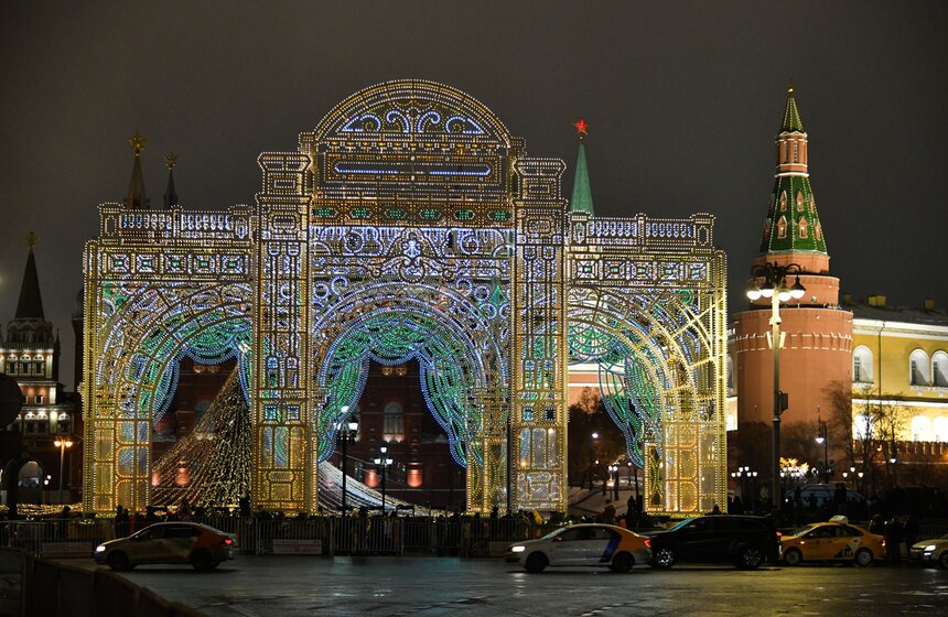 Москвичи встретили Новый год под бой курантов 38 фото