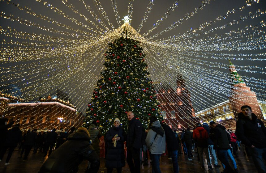 Москвичи встретили Новый год под бой курантов 26 фото