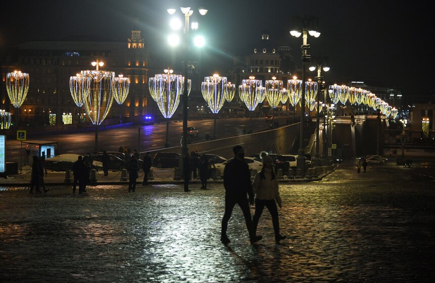 Москвичи встретили Новый год под бой курантов 19 фото