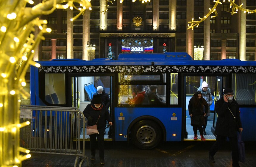 Москвичи встретили Новый год под бой курантов 34 фото