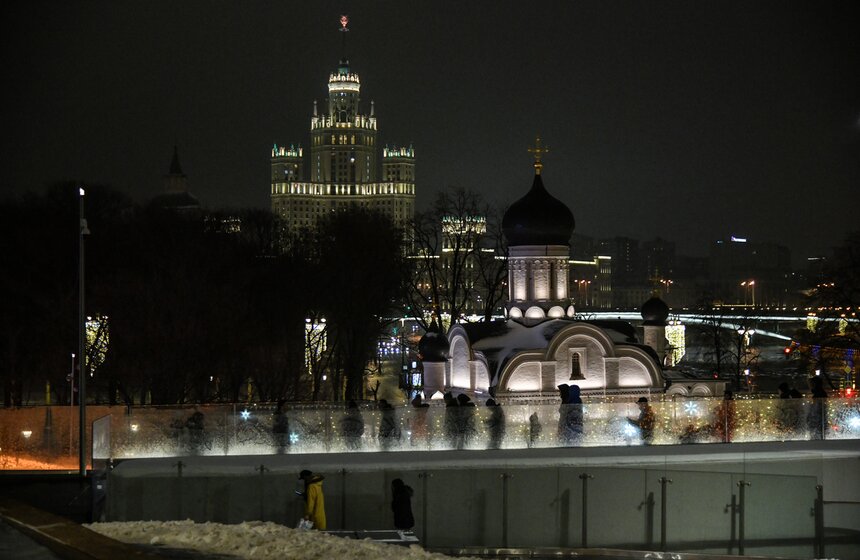 Москвичи встретили Новый год под бой курантов 5 фото