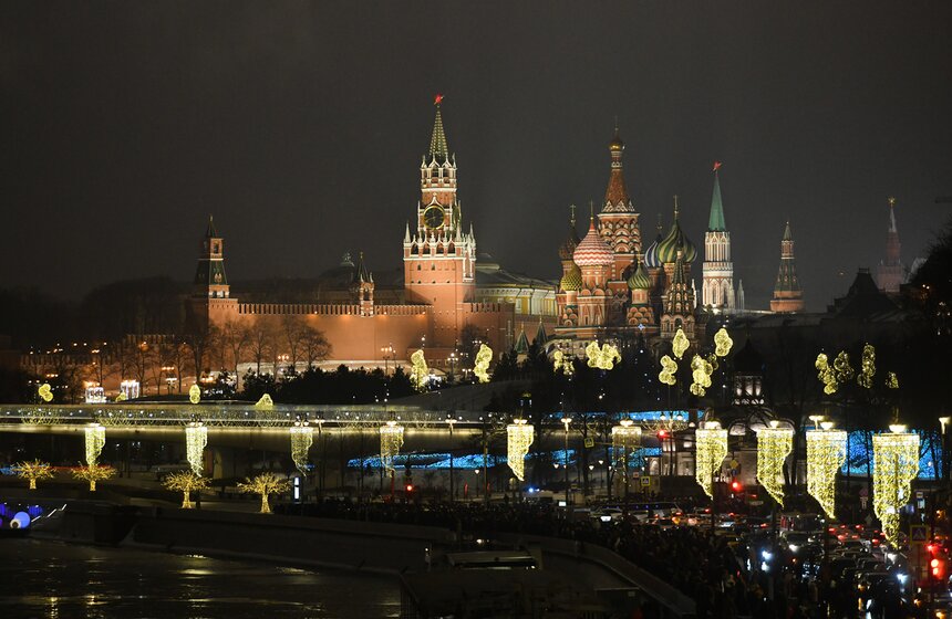 Москвичи встретили Новый год под бой курантов 46 фото