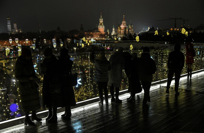 Москвичи встретили Новый год под бой курантов 10 фото