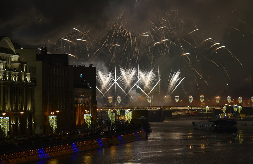 Москвичи встретили Новый год под бой курантов 48 фото