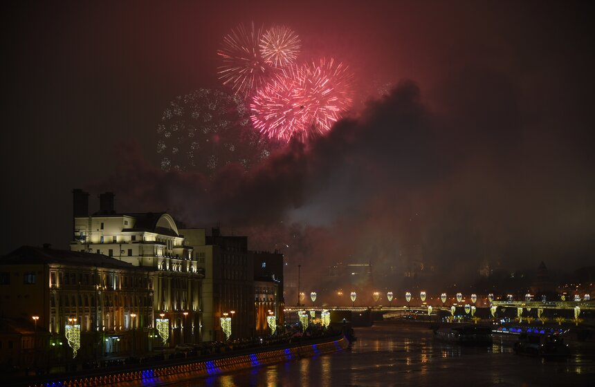 Москвичи встретили Новый год под бой курантов 49 фото