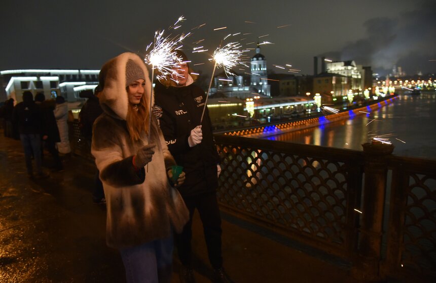 Москвичи встретили Новый год под бой курантов 50 фото