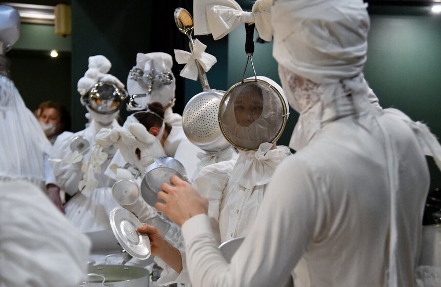 Перформанс о жизни человека на кухне представил "Балет Москва" 14 фото