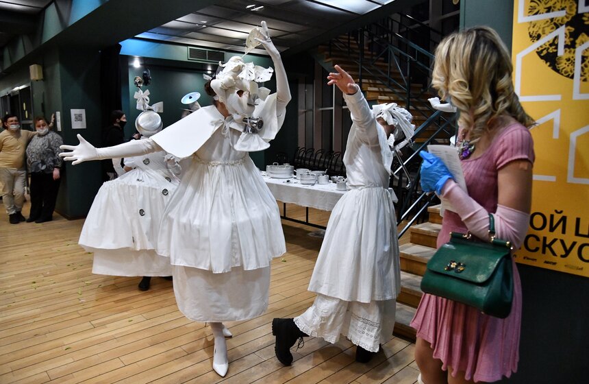 Перформанс о жизни человека на кухне представил "Балет Москва" 15 фото