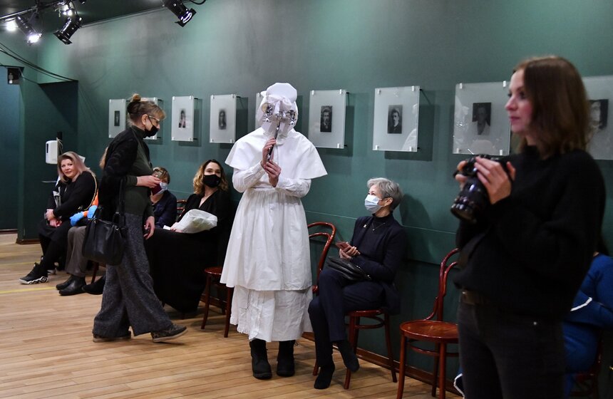 Перформанс о жизни человека на кухне представил "Балет Москва" 8 фото