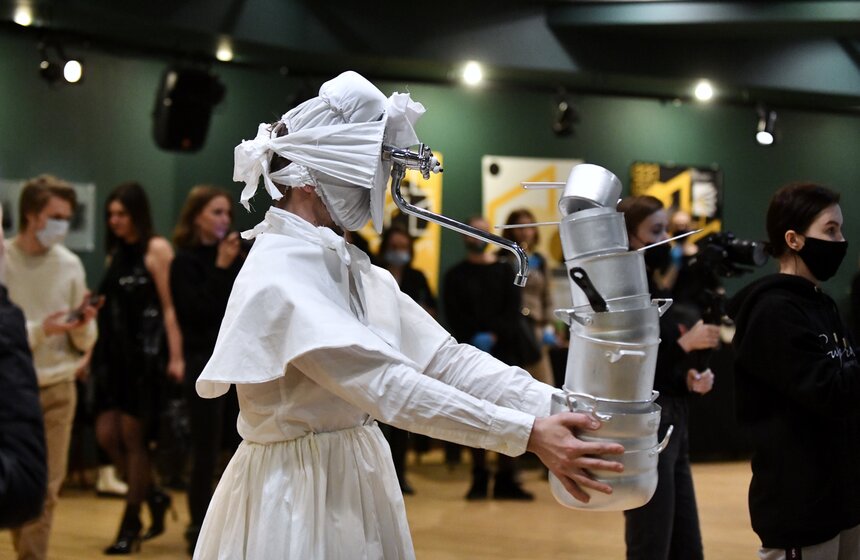 Перформанс о жизни человека на кухне представил "Балет Москва" 4 фото