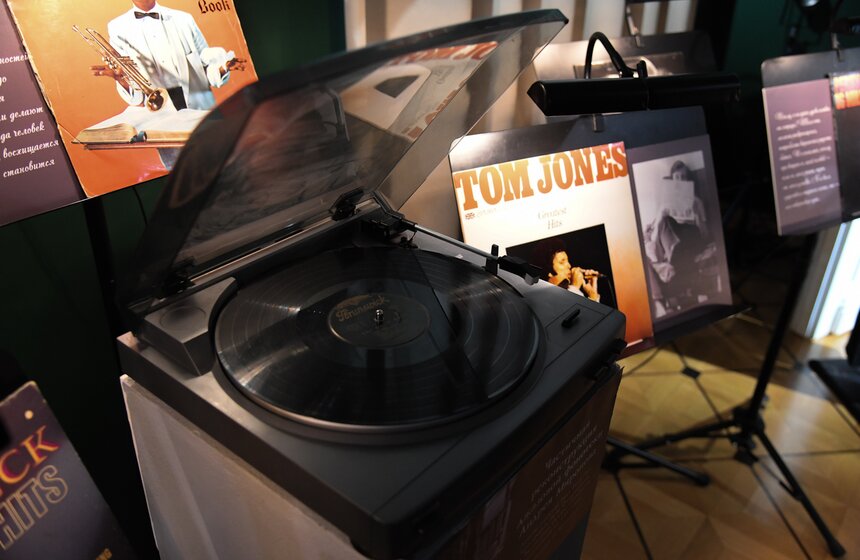 В "Геликон-опере" открылась выставка "Гримерка Андрея Миронова" к 80-летию артиста 6 фото