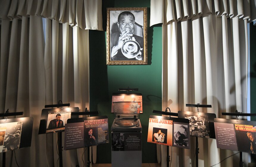 В "Геликон-опере" открылась выставка "Гримерка Андрея Миронова" к 80-летию артиста 9 фото