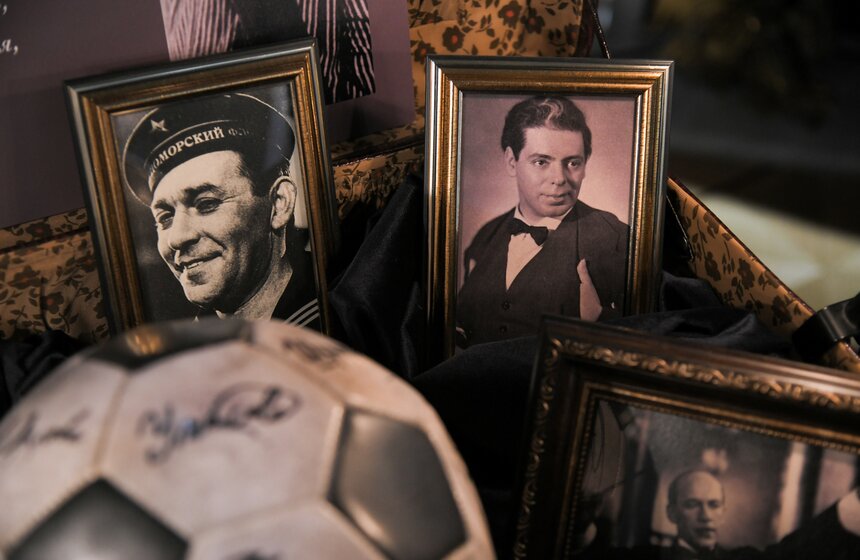 В "Геликон-опере" открылась выставка "Гримерка Андрея Миронова" к 80-летию артиста 16 фото