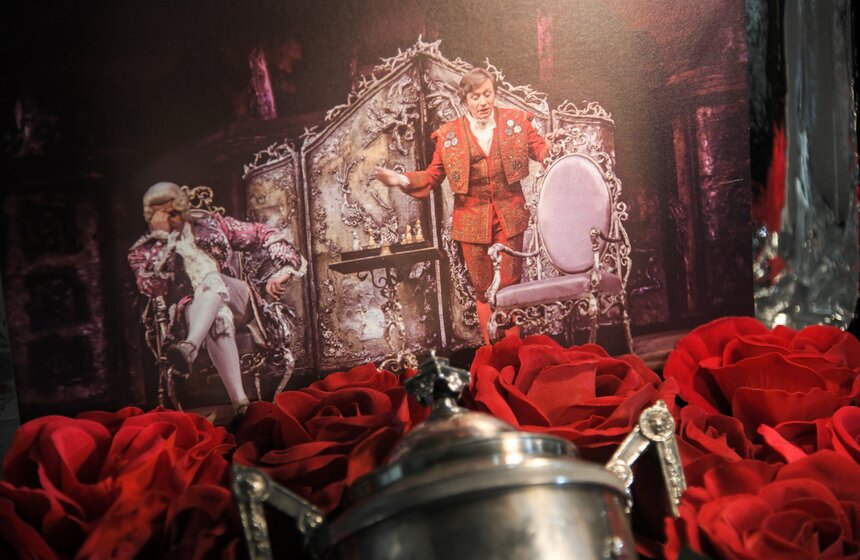 В "Геликон-опере" открылась выставка "Гримерка Андрея Миронова" к 80-летию артиста 17 фото