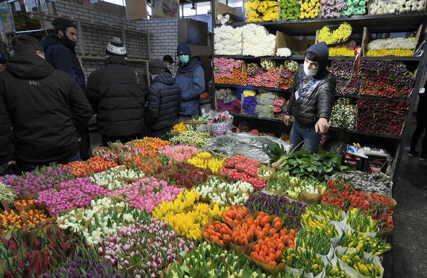 Сколько стоят тюльпаны на рынке. Рижский рынок в 90-е. Рижский рынок фрукты. Рижский цветочный рынок.