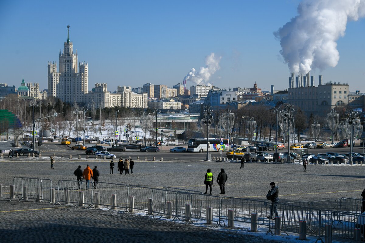 Хлопки в москве сейчас. Март в Москве. Москва сейчас. Москва в марте. Москва март город.
