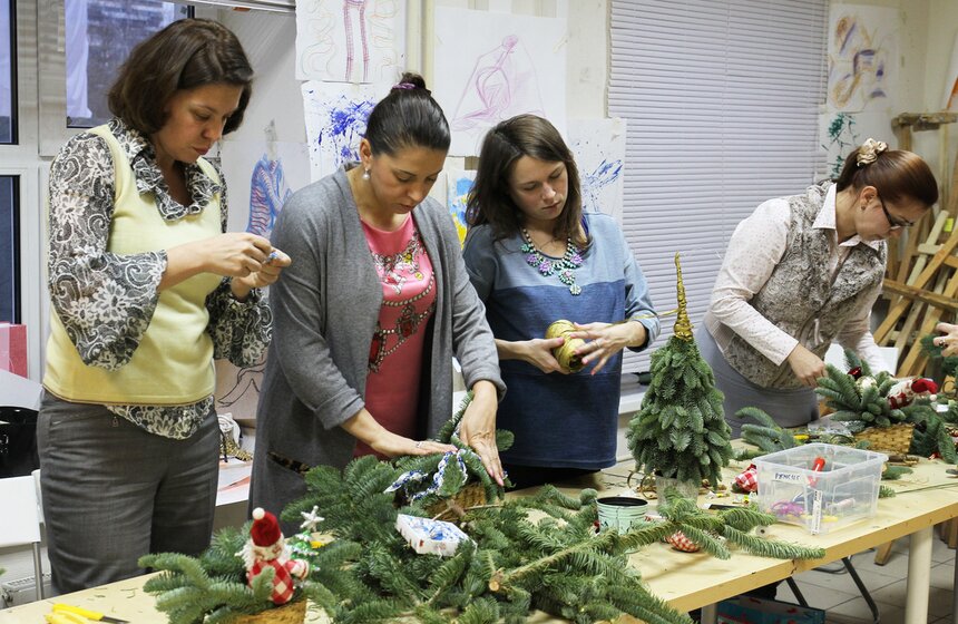 На "Флаконе" прошел мастер-класс "Новогодняя флористика" 17 фото